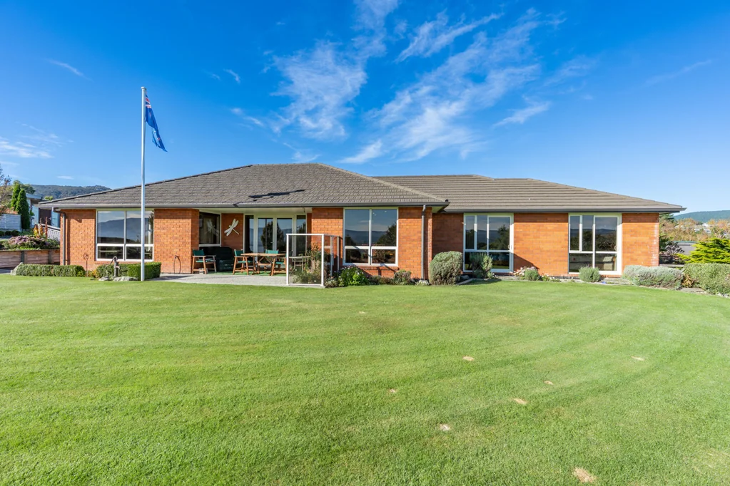 Waihola 3房  Lake Views, Space & Triple Garaging - The Complete Package
