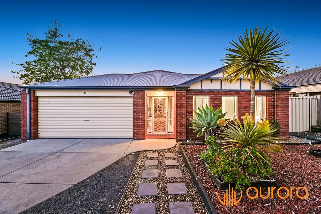 Narre Warren South 4房 Narre Warren南黄金地段 四卧两卫宽敞舒适 优质学区房 厨房电器齐全 后院娱乐空间大 车库带内部通道 生活便利快捷 FAMILY-FRIENDLY LIVING IN A PREMIUM LOCATION