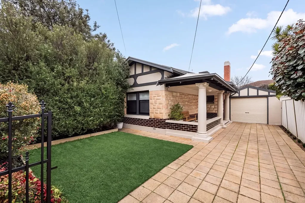 Glenelg North 2ਬੈੱਡਰੂਮ Character Charm with Flexible Living & Exceptional Entertaining.