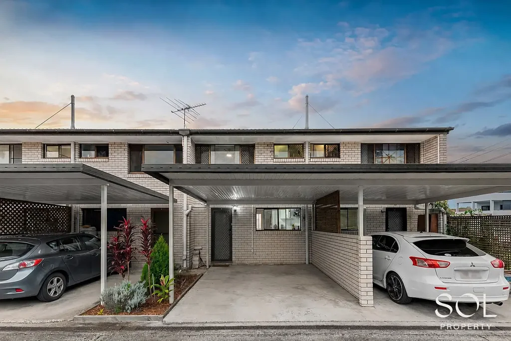 Zillmere 2房 开放式生活区 低维护庭院 带顶车棚 便捷交通 近学校 公私校环绕 实用布局 卓越价值 Easy Living, Smart Buying