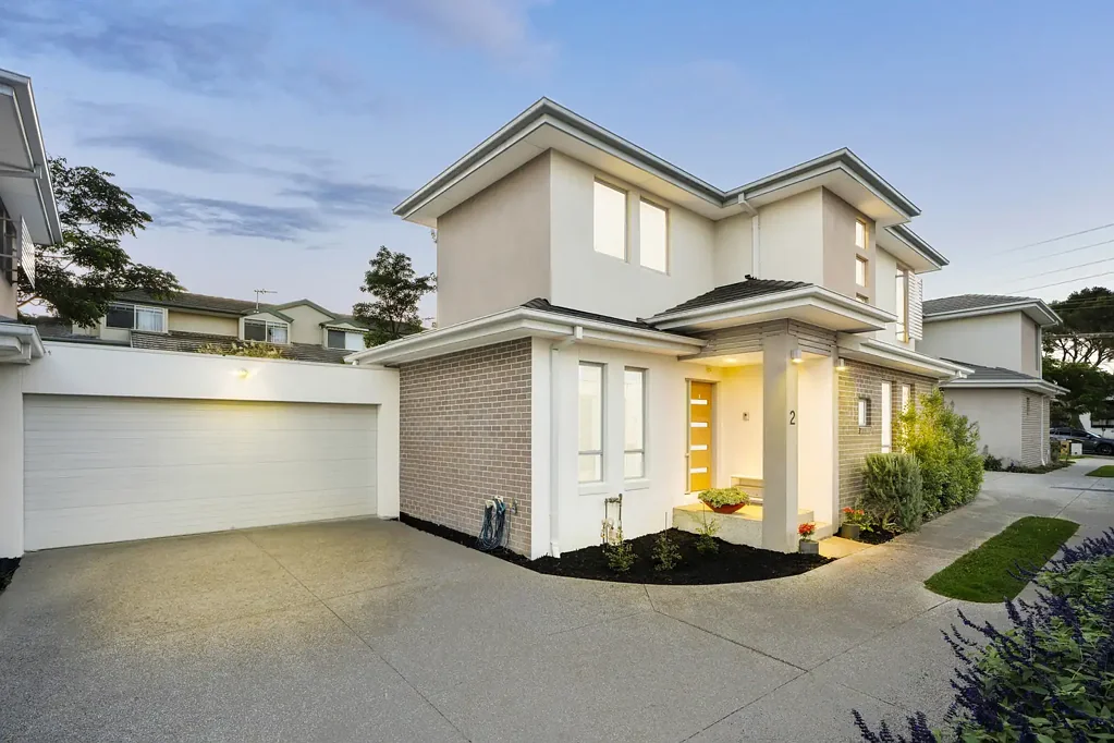 Glen Waverley 3房 步行公园社区 宽敞花园 双生活空间 一楼主卧套房 石材厨房 上下两卧带衣帽间 全屋冷暖 采光充足 Bright Townhouse with Ground Floor Master in a Walkable Parkland Pocket