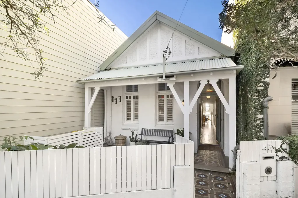 Balmain 2कमरा Freestanding centrally located single level home with DA