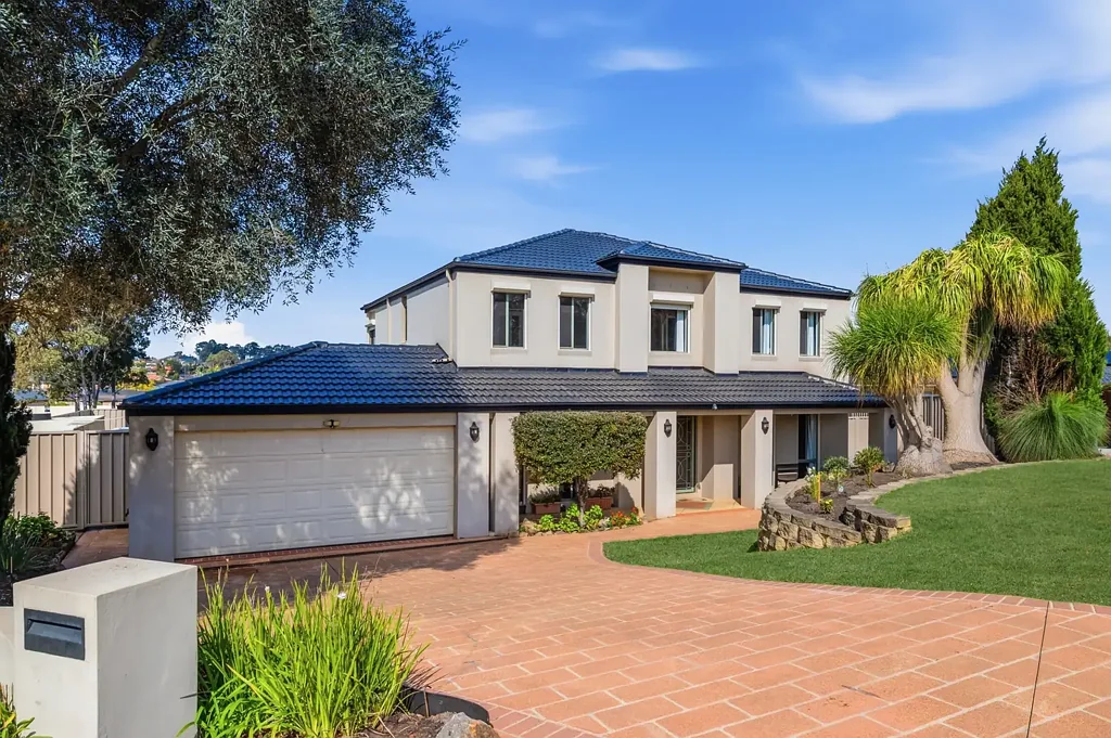 Narellan Vale 5房 宽敞的家庭生活空间，坐落于宽阔的街角地块 EXPANSIVE FAMILY LIVING ON A SUBSTANTIAL CORNER PARCEL