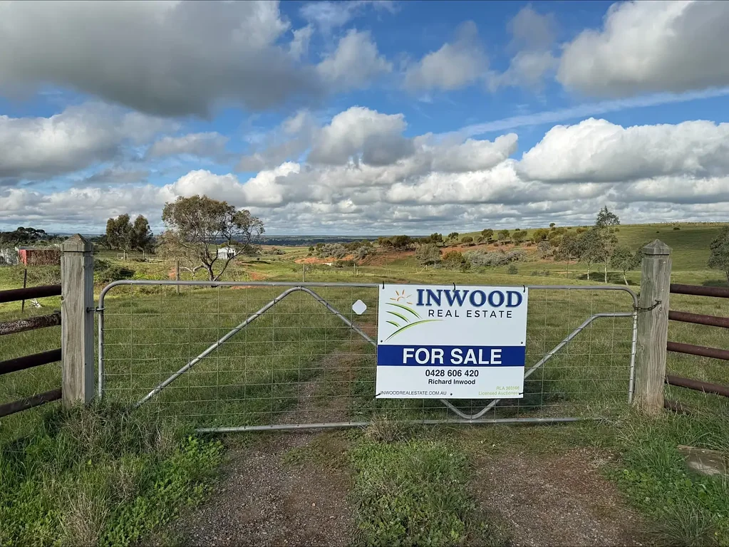 Cambrai Affordable Rural Escape: 104 Acres with expansive views. Fully fenced and with solar powered bore and recently completed large shed.