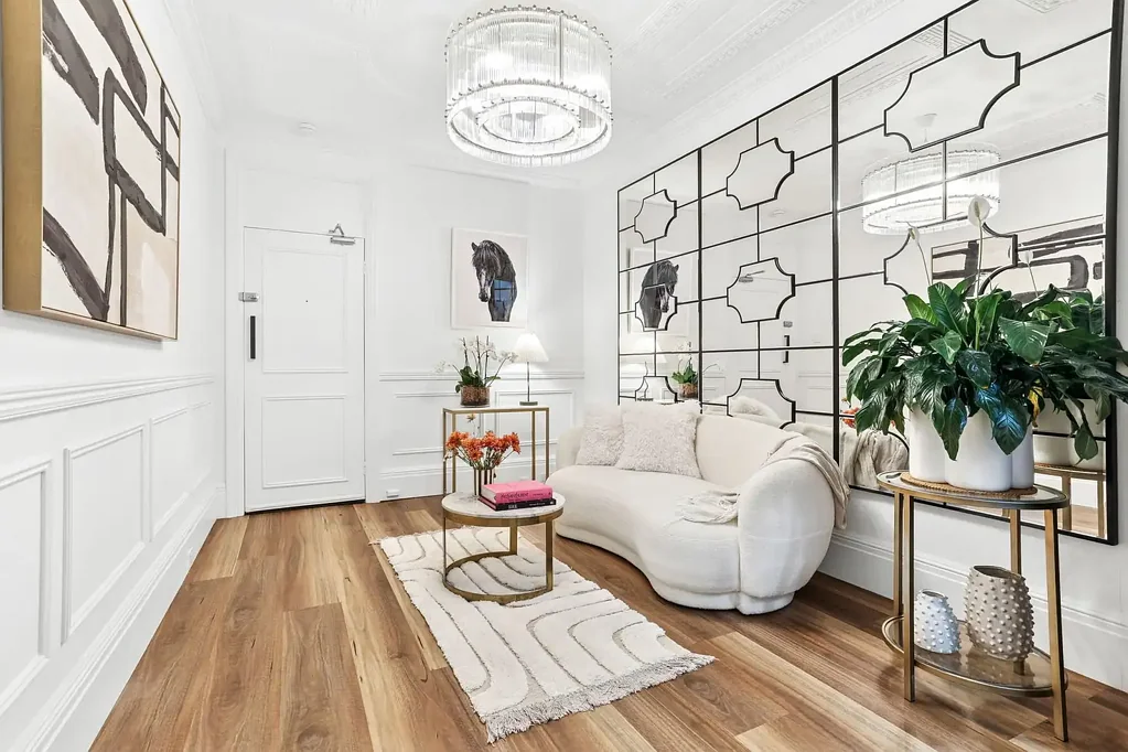 Darlinghurst 1 Bedroom Boutique Art Deco Oasis in Sought-After Enclave Plus Study