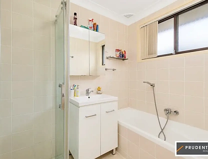 2/4 Bundy Close, Macquarie Fields, NSW 2564, 3房, 1浴, Unspecified