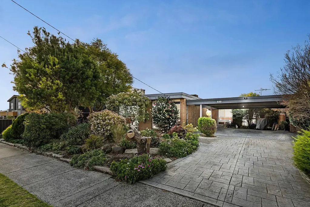 Essendon West 4ਬੈੱਡਰੂਮ Mid-Century Charm, Endless Possibilities on 883m2