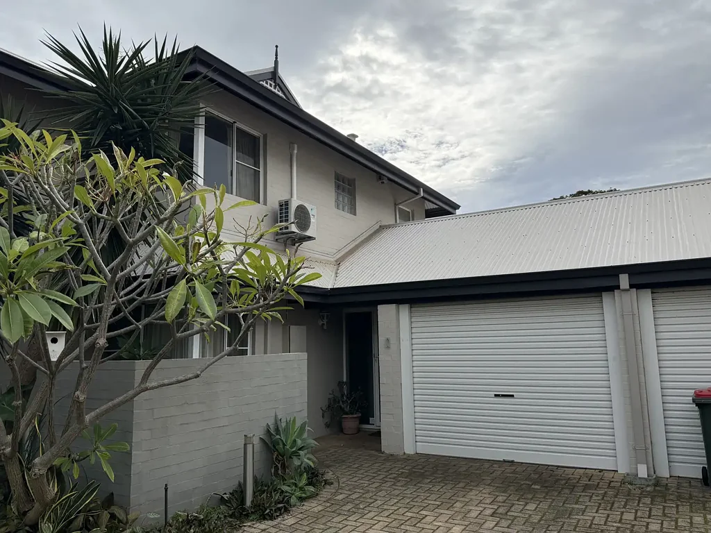 RARE OPPORTUNITY - FURNISHED TOWNHOUSE IN CENTRAL LOCATION
