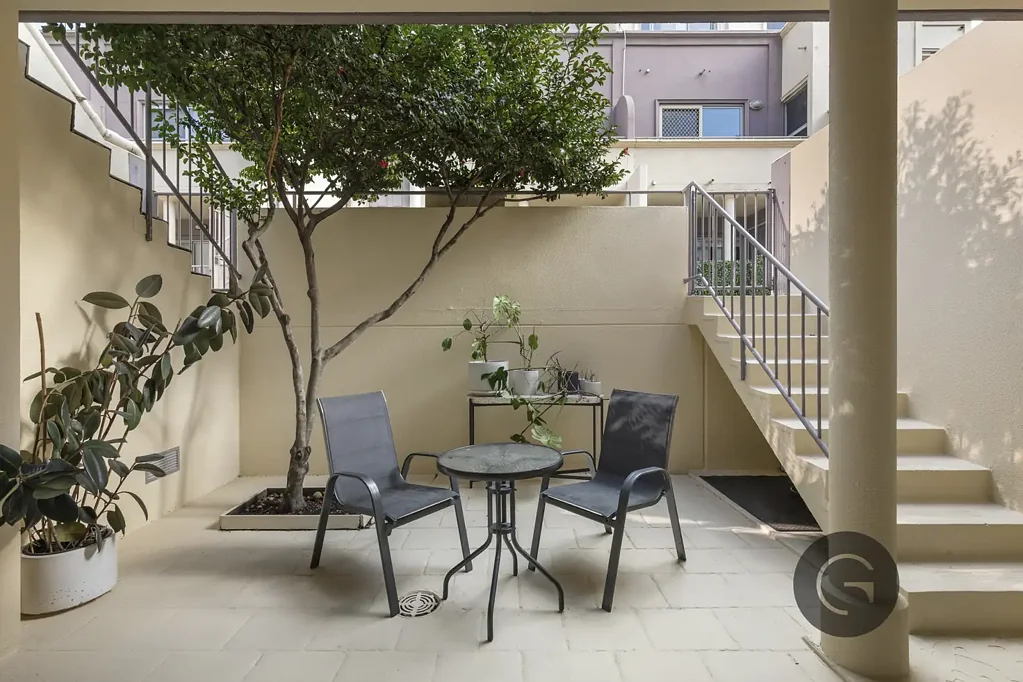 West Melbourne 2房 在备受追捧的 West Melbourne 享受时尚的室内外生活 Stylish Indoor-Outdoor Living In A Coveted West Melbourne Setting