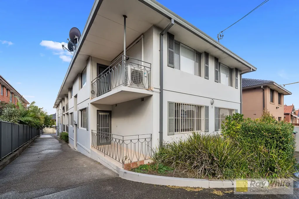 Ground Floor 2 Bedroom with Lock Up Garage!