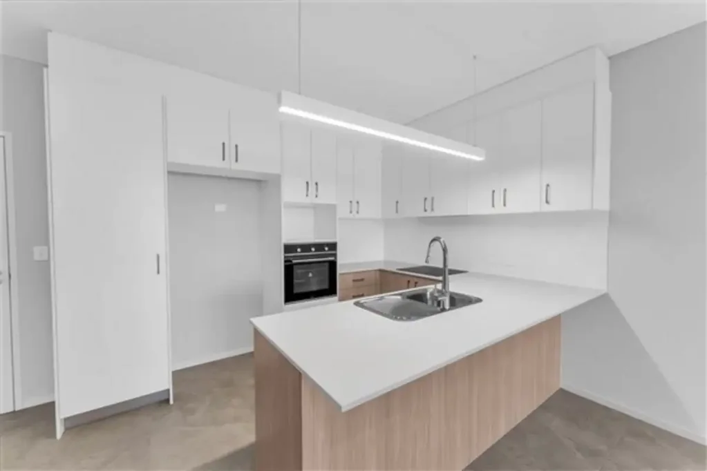 Shailer Park 1房 现代化宽敞一卧室公寓
中心位置，近商店咖啡馆
开放式起居区，现代厨房
大主卧带内置衣柜
时尚浴室，安全停车位
稀有宝石，生活升级 Oversized One-Bedroom Apartment in Prime Shailer Park Location