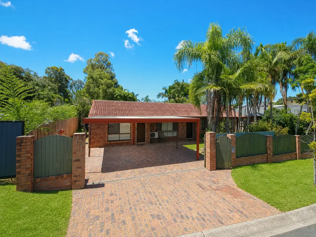 SPACIOUS HOME WITH POOL, PATIO AND CENTRAL LOCATION