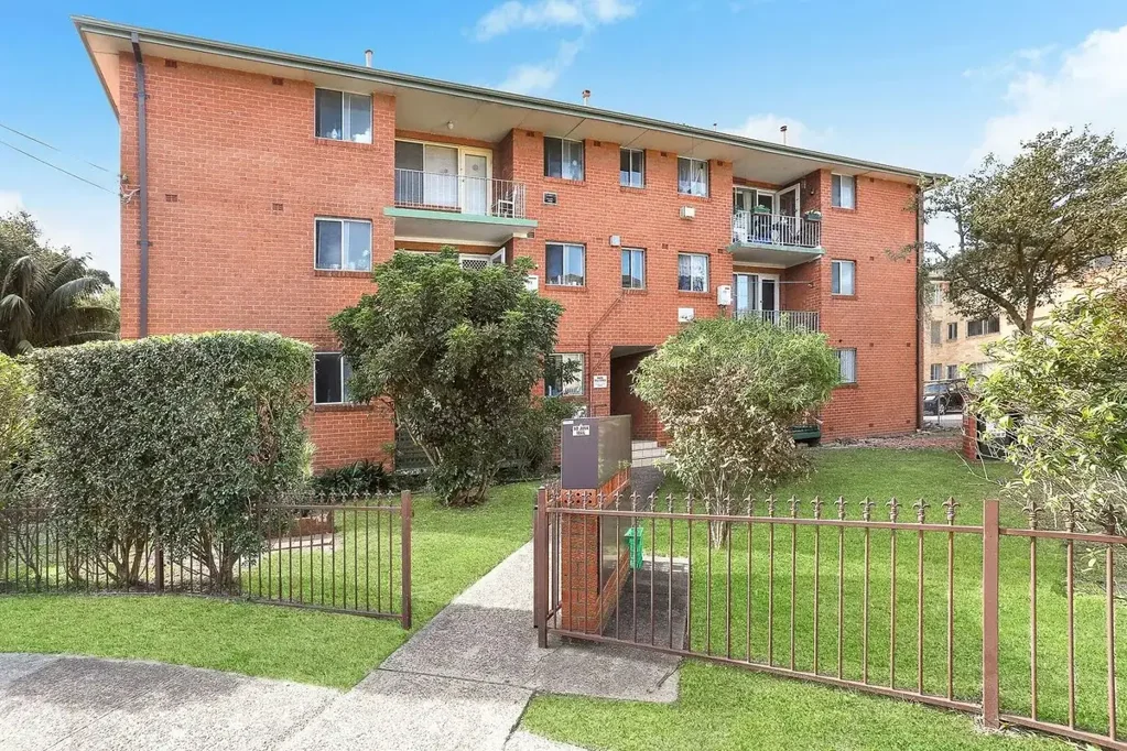 Quiet middle floor unit