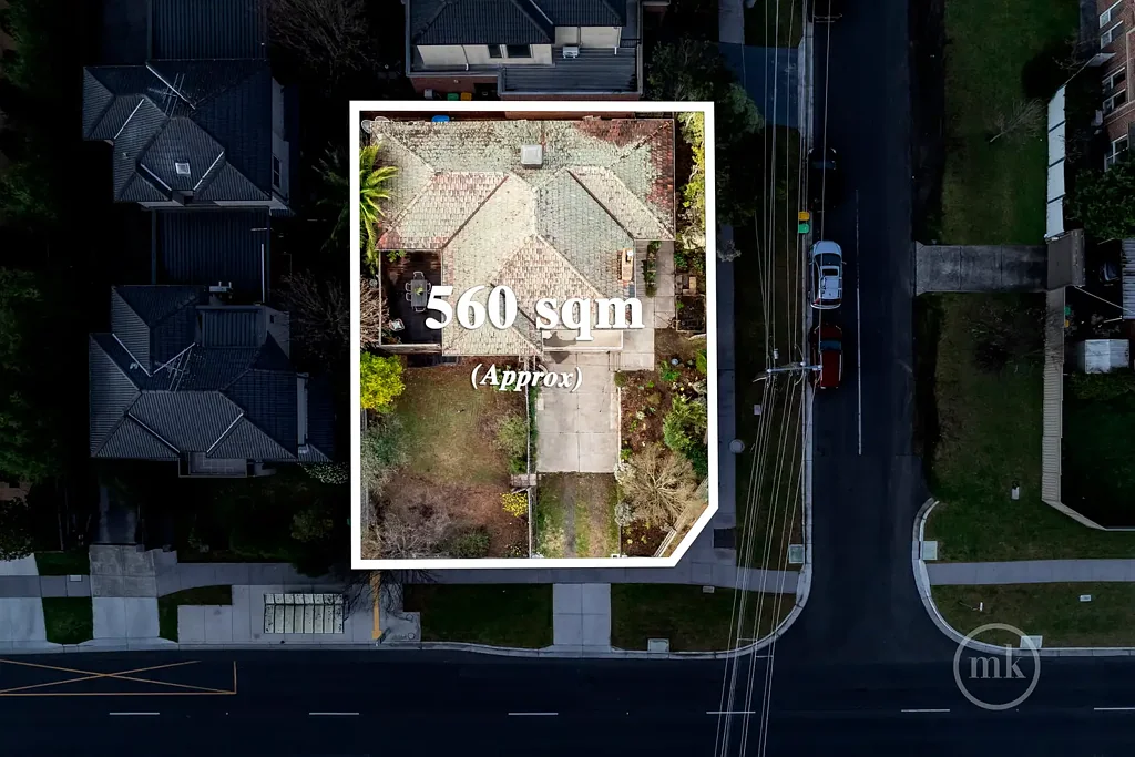 Templestowe Lower 3房 中世纪立面迷人 抛光木地板温暖 北向光线充足 宽敞客厅壁炉 岛台厨房实用 三卧带衣帽间 家庭浴室现代 双车库带工位 步行公园步道 Yarra河畔静好 Prime Position with Endless Possibilities