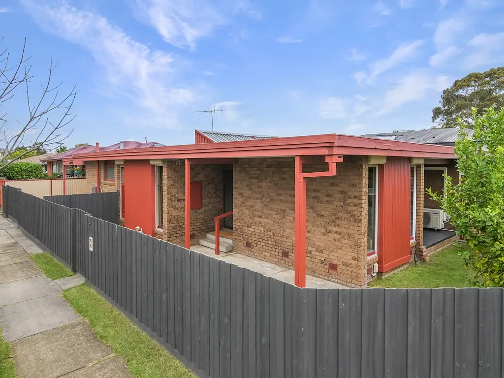 Springvale Central Convenience with Bonus Home Office