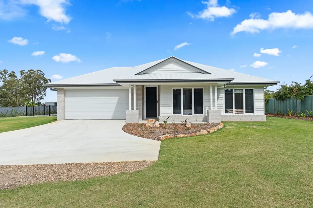 Urangan 4ਬੈੱਡਰੂਮ 1 ACRE IN TOWN - MASSIVE SHEDDING - BRAND NEW HOME- POOL