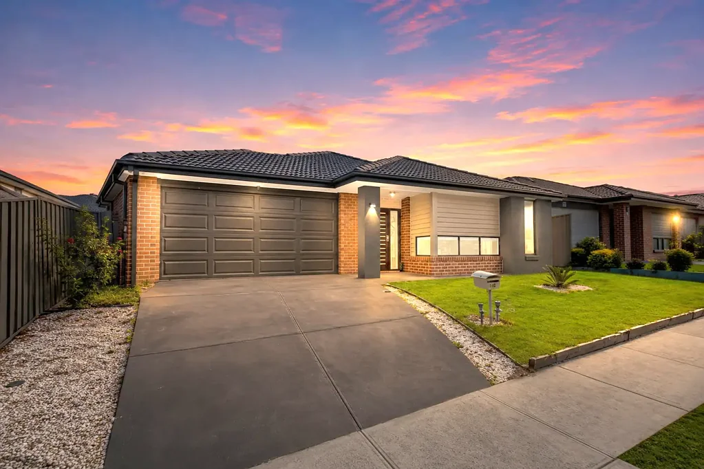 Cranbourne East 4બેડરૂમ Designed for Family with Two Massive Separate Living Areas