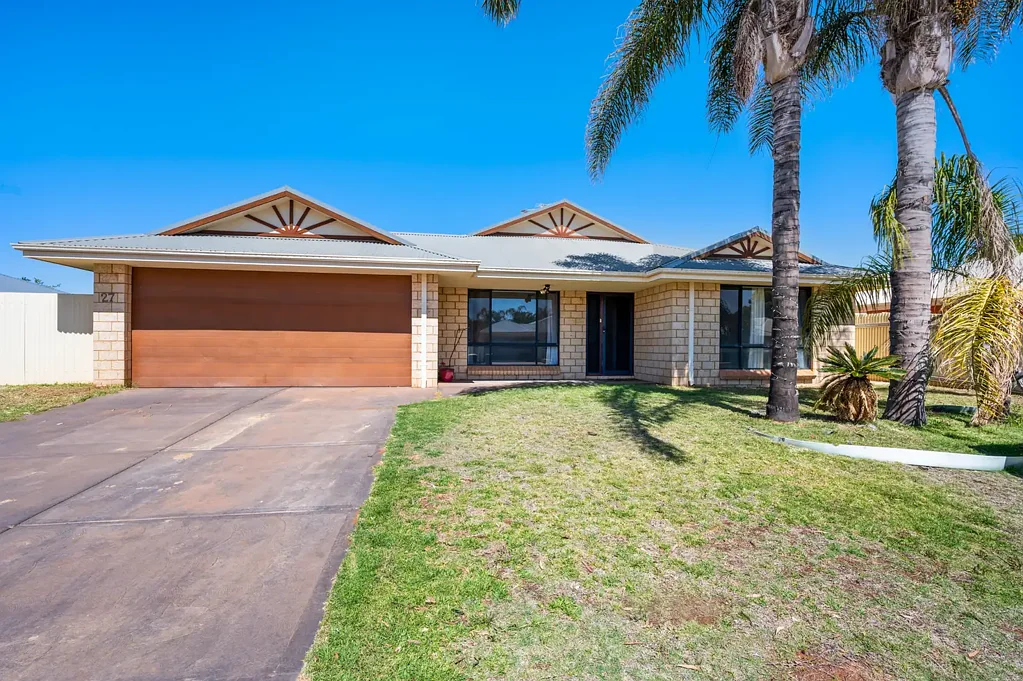 Broadwood 4 Slaapkamer Huge, Brick 4-Bedroom Home; Located in One of Towns Premier Residential Streets!