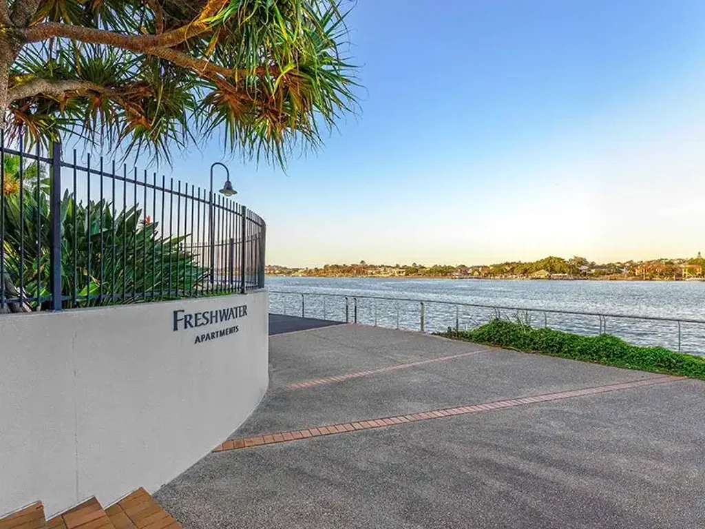 UF 2 Bed plus open office  Absolute Riverside Apartment