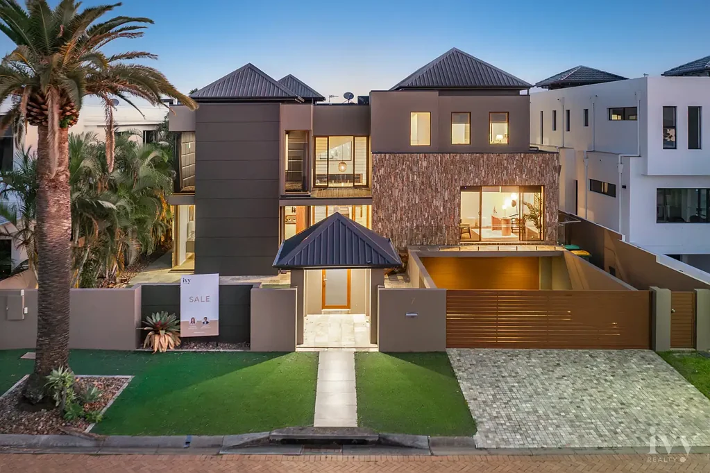 Paradise Point 6房  Elegant Multi-Level Waterfront Entertainer