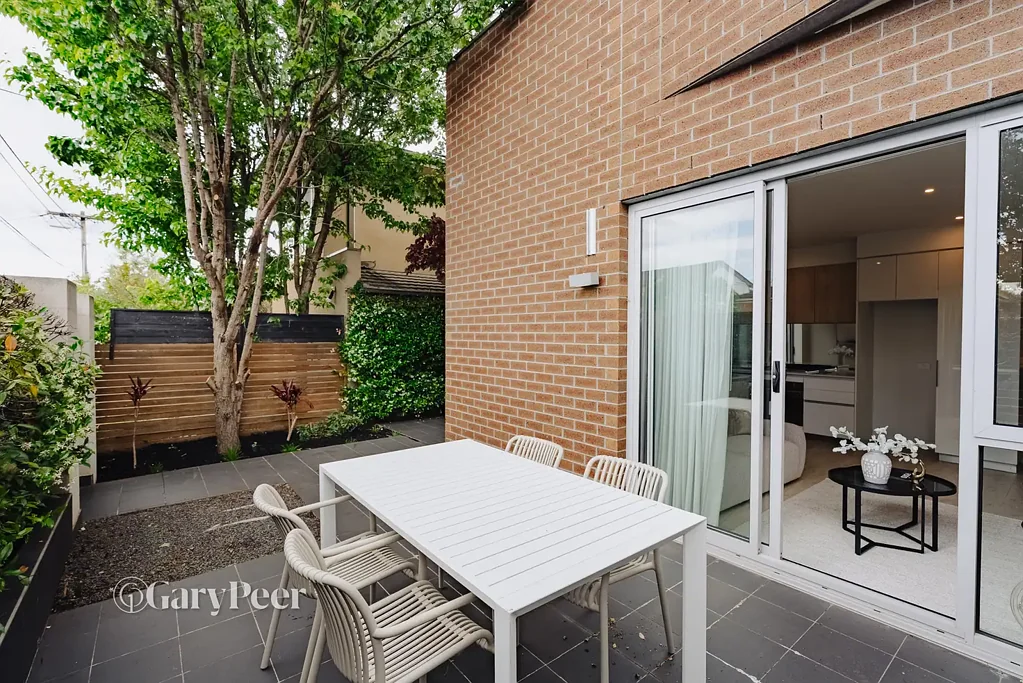 Elsternwick 2部屋 Modern sophistication meets expansive courtyard living