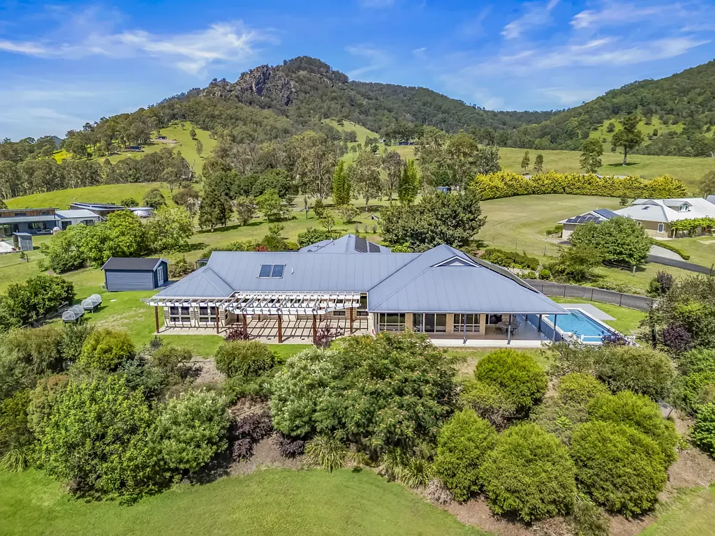Gloucester 5房  Luxury Country Living at Its Finest: Exquisite Home with Panoramic Mountain Views in Gloucester
