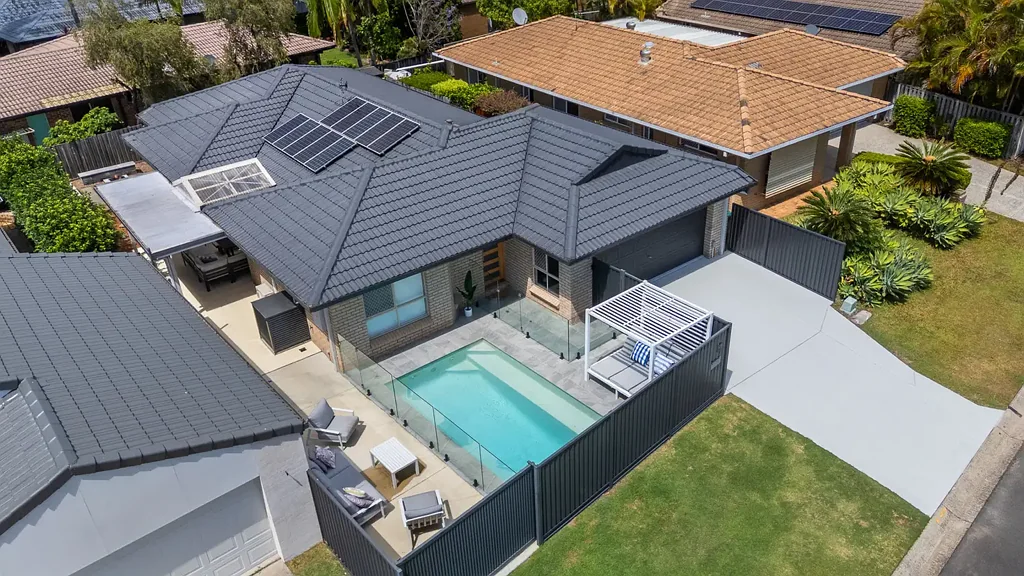 Varsity Lakes 4房  Stylish Family Entertainer With Pool in Prime Varsity Lakes Location