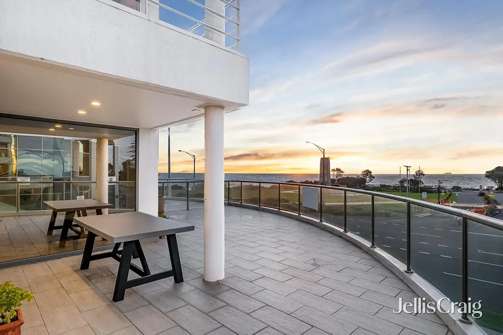 Brighton 3 Slaapkamer Expansive Beachfront Apartment with Panoramic Views