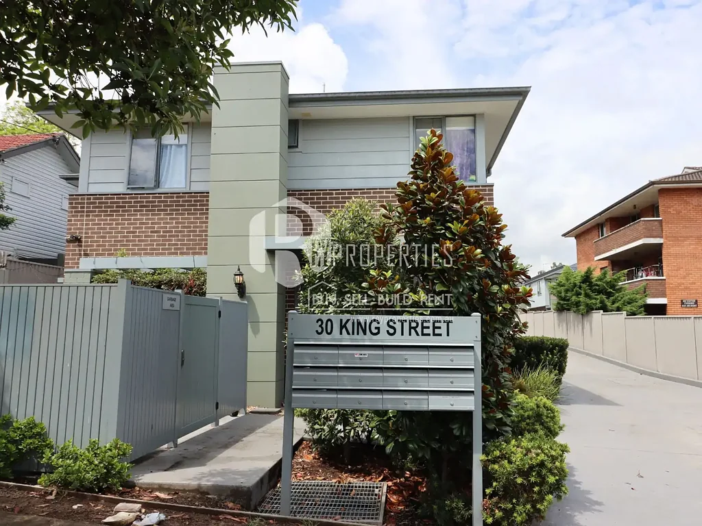 Beautiful 3 Bedroom Townhouse - Great Location @ ST MARYS!