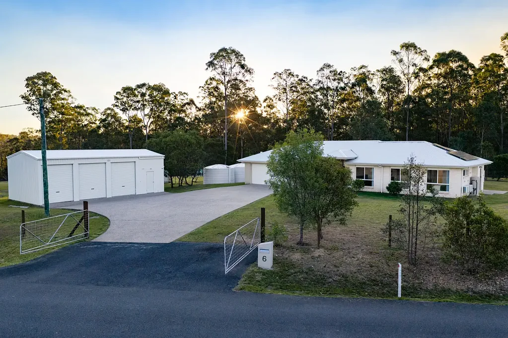 Tamaree 4બેડરૂમ Modern Living Framed by a Peaceful Bushland Backdrop