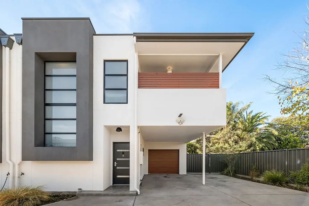Hectorville 3બેડરૂમ Divine Three Bedroom Townhouse With Extra Carparking