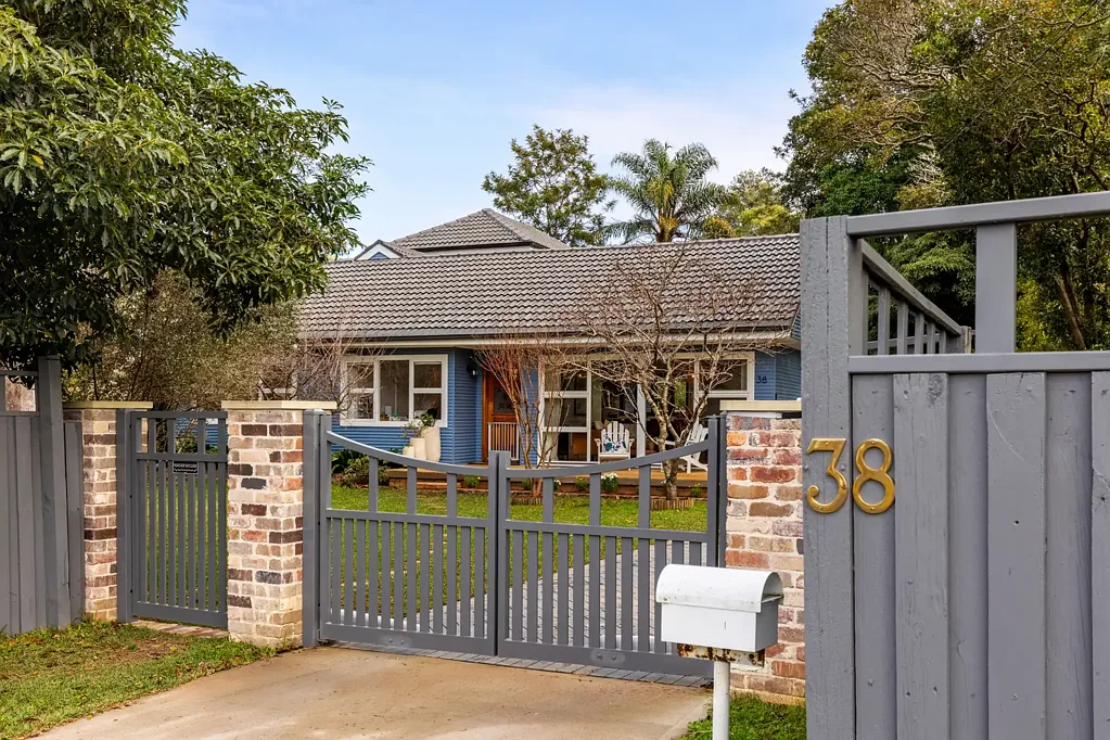 Blaxland 5房 全新翻新住宅 五卧一书房 豪华主套 便利交通 928sqm全围栏地 Renovated Family Living on a Spacious Block