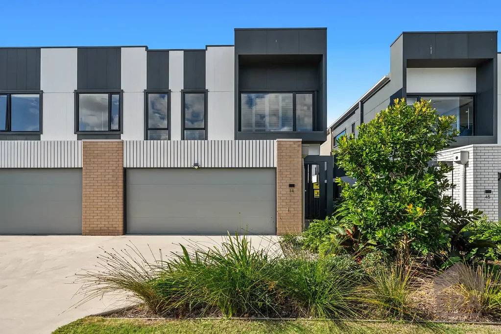 Hope Island 3침실 Beautifully Presented 239m2 Townhouse with 2 Living Areas & Custom Upgrades