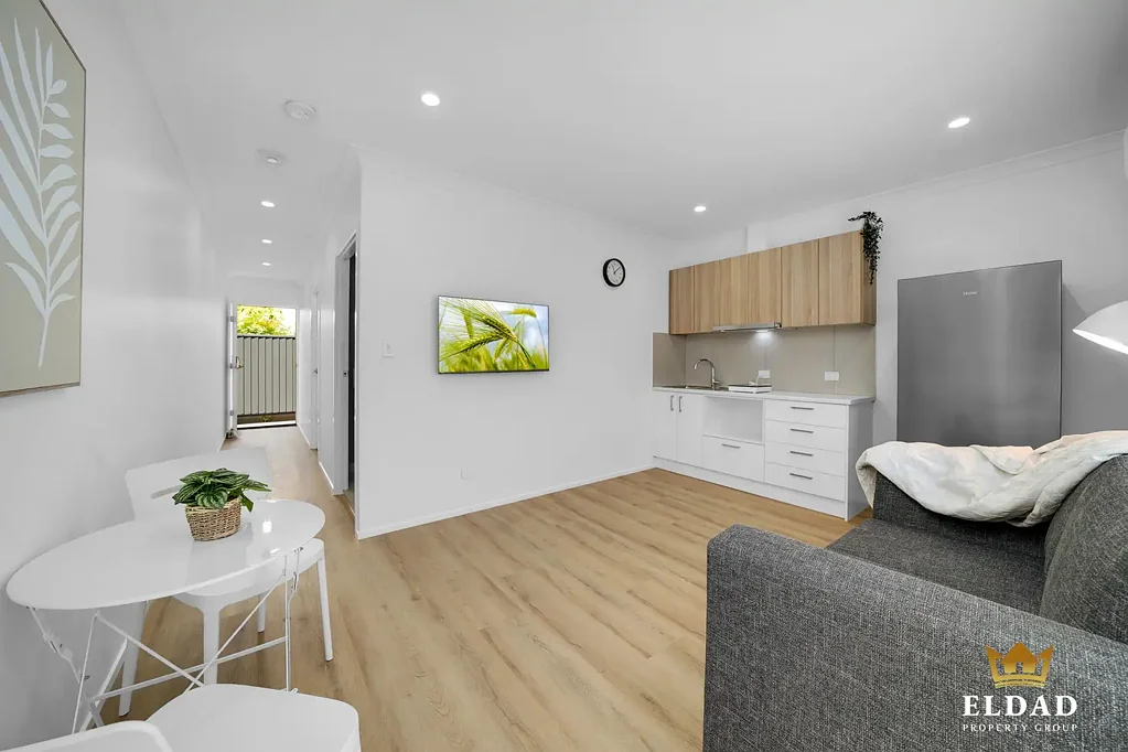 DESIGNER LUXURY STUDIO WITH PRIVATE ENTRY AVAILABLE 26TH NOVEMBER!