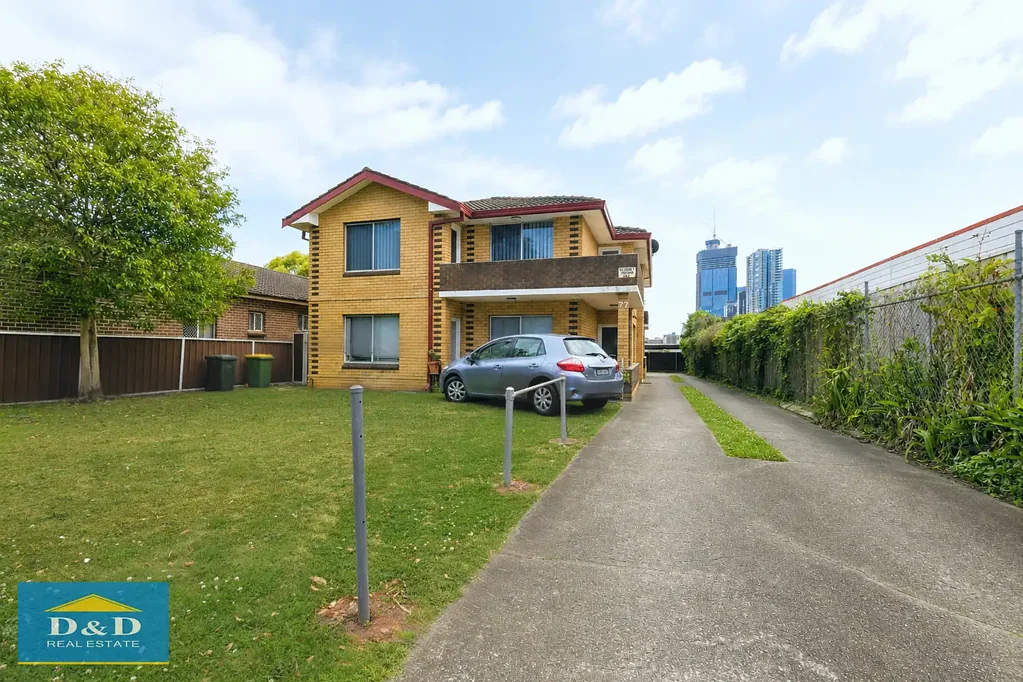 Bright and Spacious 2 Bedroom Unit. Brand New Kitchen. Wooden Floorboards. 10 Minute Walk to Westfield Shopping & Station.