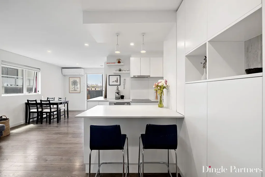 Carlton 2房 全新转角公寓 两卧两卫 现代独立卫浴 都市活力生活 开放式起居 大型窗户 自然采光充沛 高品质厨房 Butler's pantry 内置洗衣机 私人转角阳台 城市景观 安全入口 地下停车场 交通便利 咖啡馆商店云集 Renovation Perfection & moments from the CBD