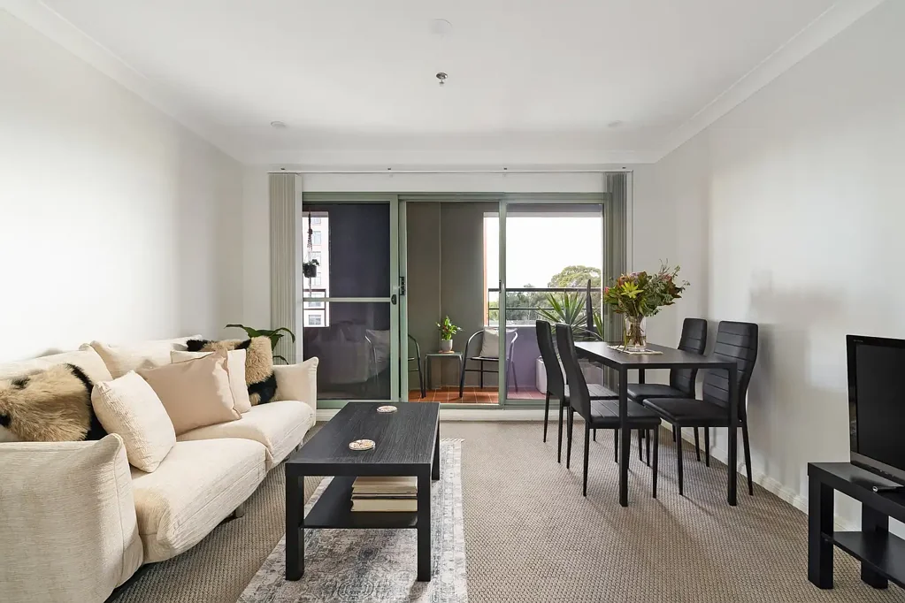 Newtown Chic apartment on buzzing King Street Newtown