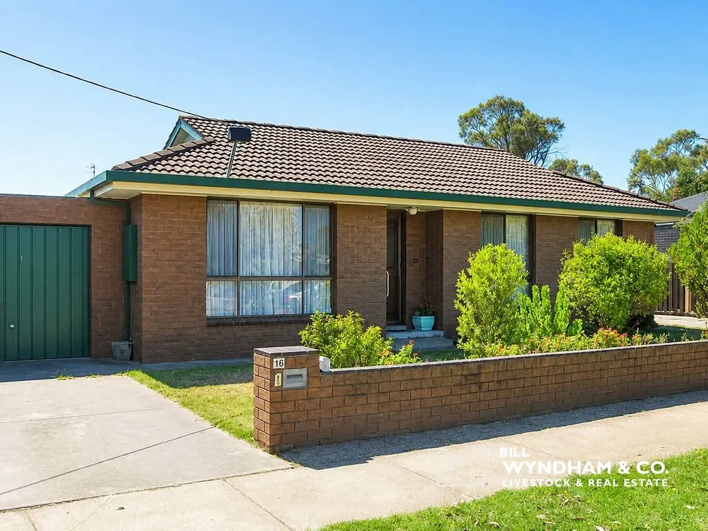 LOW-MAINTENANCE LIVING CLOSE TO TOWN