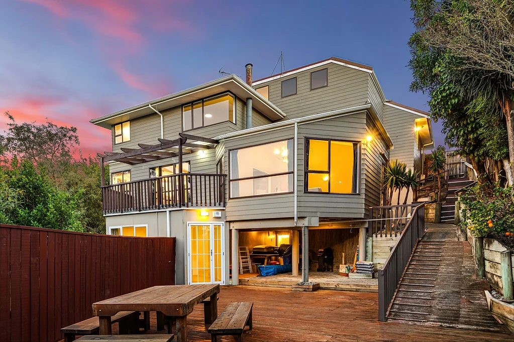 Whitby 5房  Expansive Family Living with Income Potential