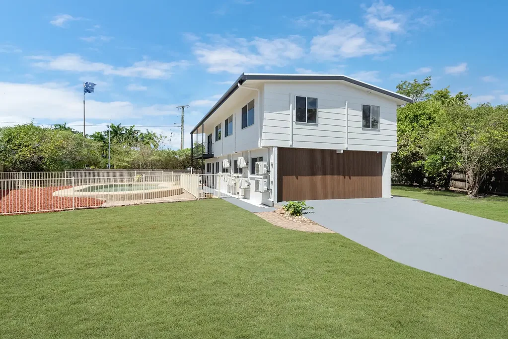 Refurbished share house with pool - 5 minute walk to JCU