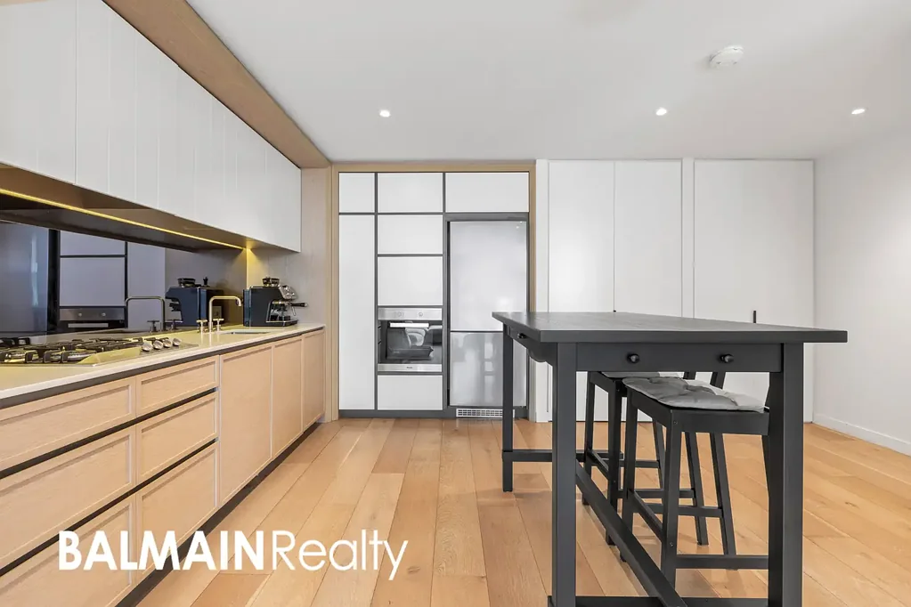 Balmain 1ห้องนอน Modern Oversized One Bedroom Apartment Situated in the Harbourfront Balmain Complex, with Timber Flooring, Ducted A/C, Secure Parking & Storage Cage