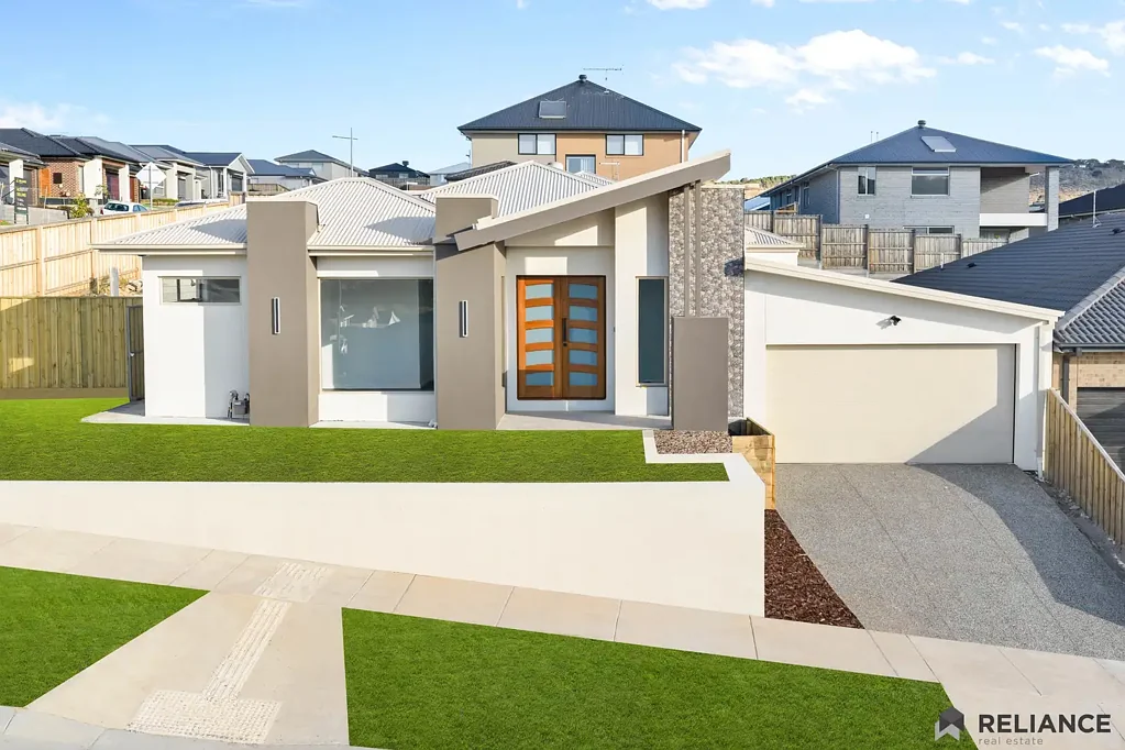 Maddingley 5ห้องนอน Modern Luxury Home with Dual Ensuites & Stunning Views