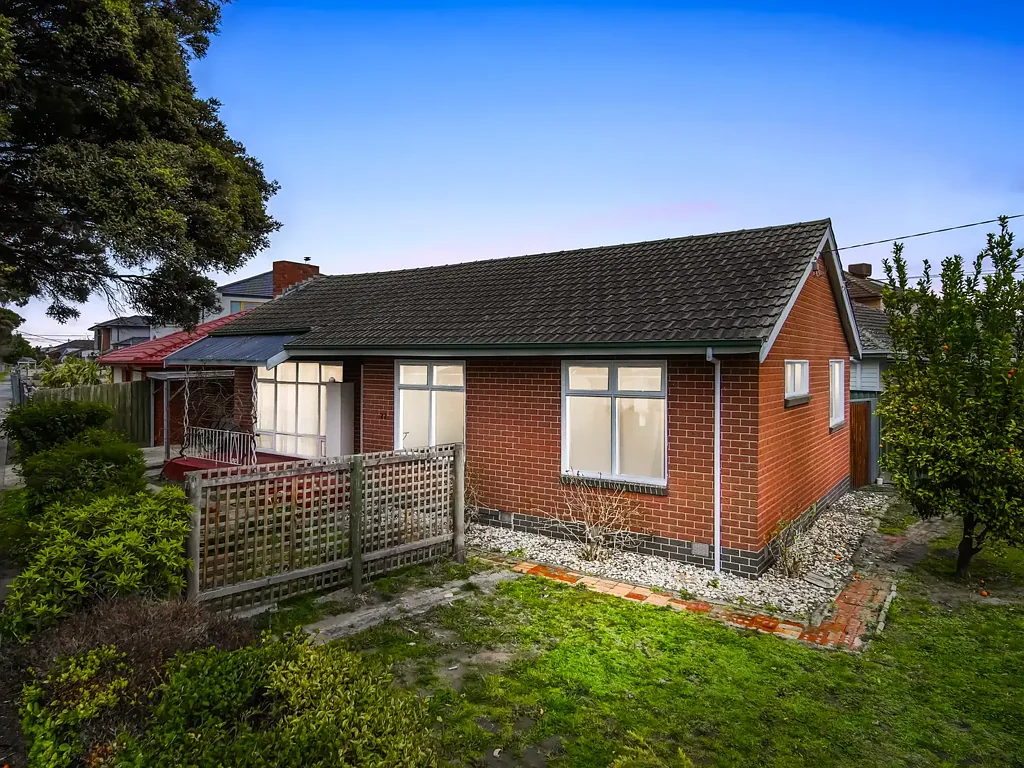 Noble Park 3 Bedroom Light-Filled Family Home Bordering Springvale
