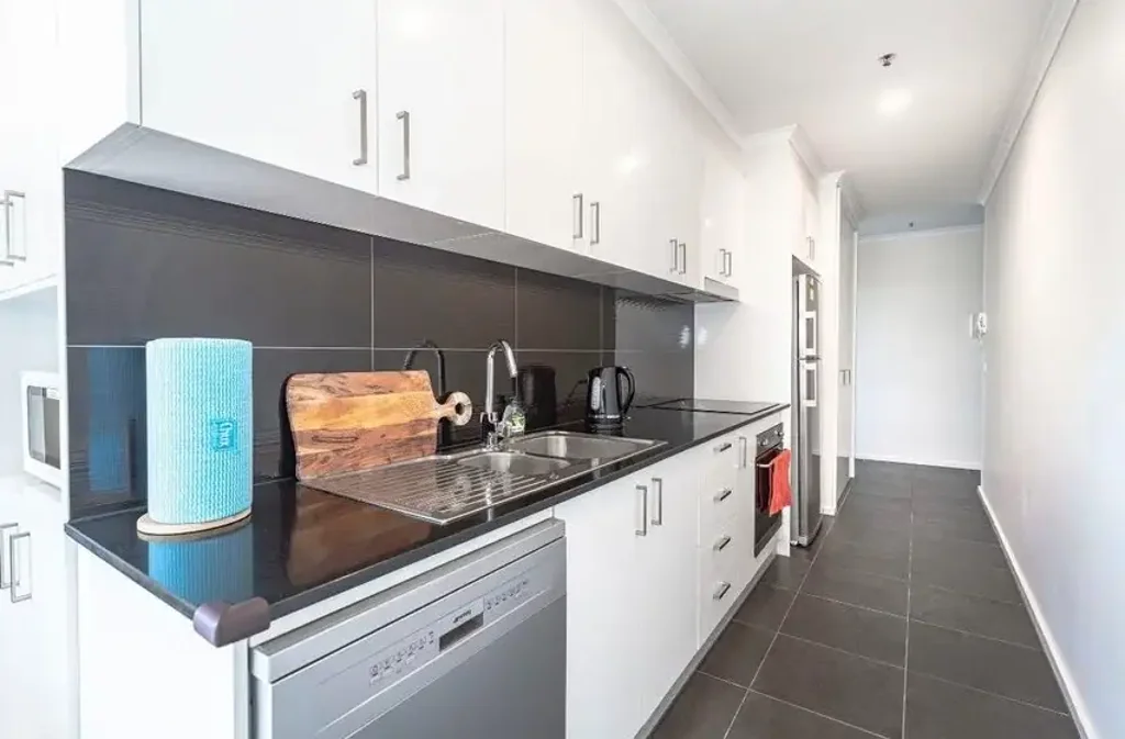 Gungahlin 2Kwarto North-facing light + Serene lake views