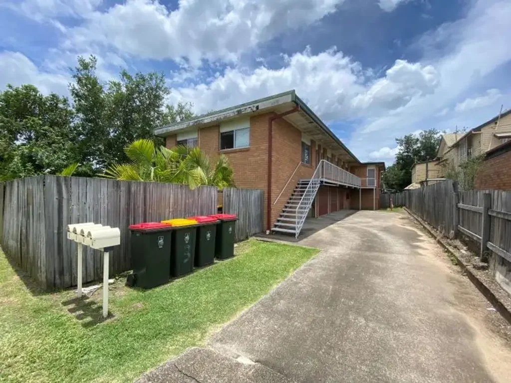 Modern Two-Storey Unit in Prime Yeronga Location