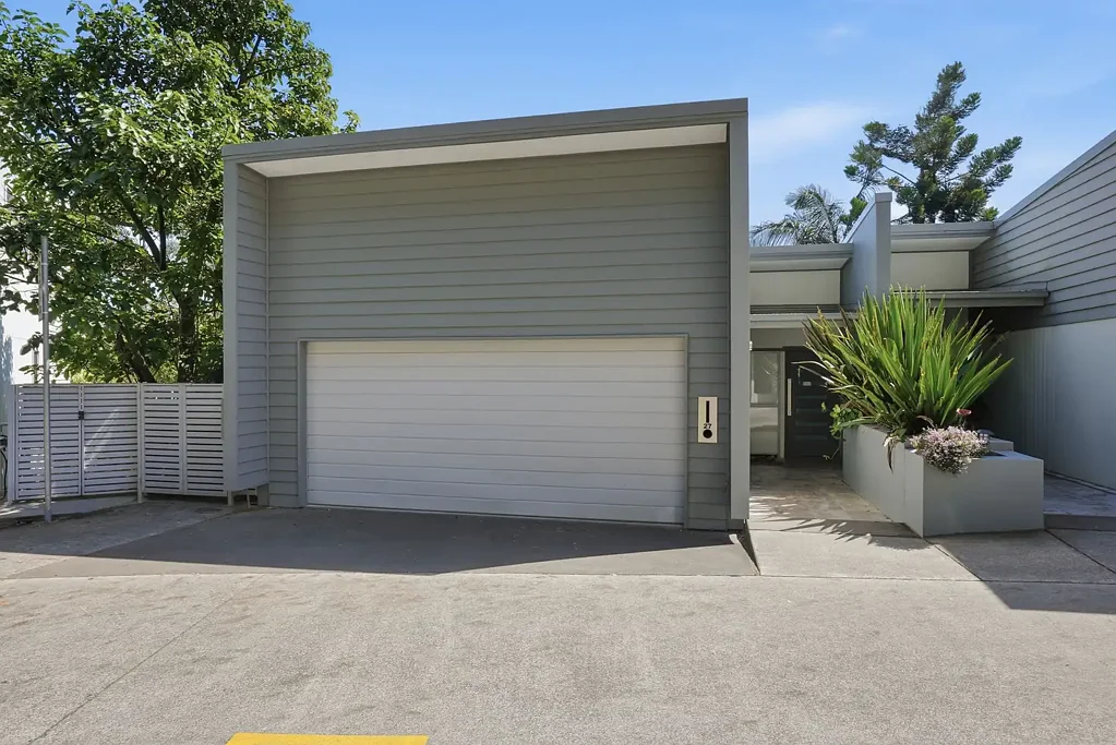 Currumbin 3બેડરૂમ ALL OFFERS CONSIDERED PRIOR TO AUCTION!