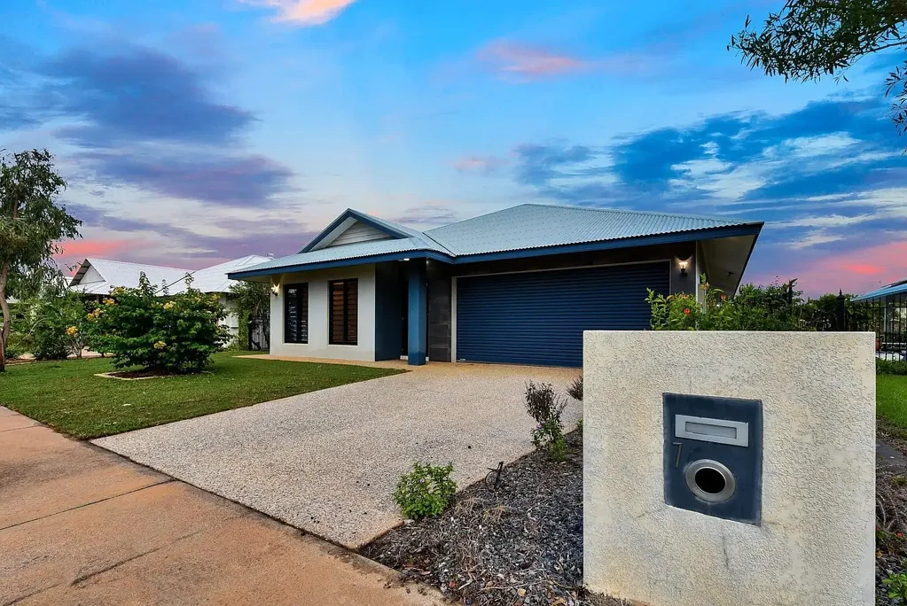 Muirhead 3 Slaapkamer Contemporary Living in a Desirable Muirhead Setting!