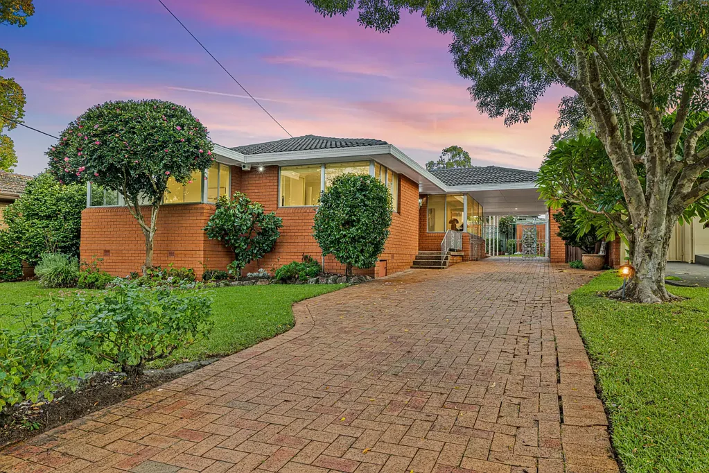 Baulkham Hills 4房 阳光客厅环绕窗 翻新厨房Caesarstone 宽敞后娱乐室 四卧新地毯 主浴带浴缸 遮盖户外烧烤 低维护庭院 695sqm地块 学区房优选 步行商店公交 Rare Single Level Stunner