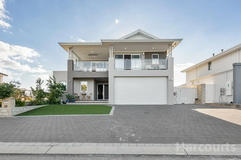 Wannanup 4房  Experience Elevated Living: Stunning Canal Home with Estuary Views, Pool, Room for a Caravan and a Boat