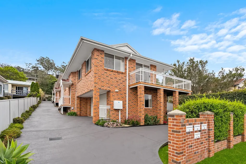 East Gosford 3બેડરૂમ Elevated, light filled and framed by water views